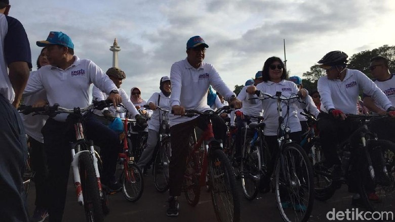 Gowes Bareng TNI AL, Anies Cek Kondisi Sungai Ciliwung