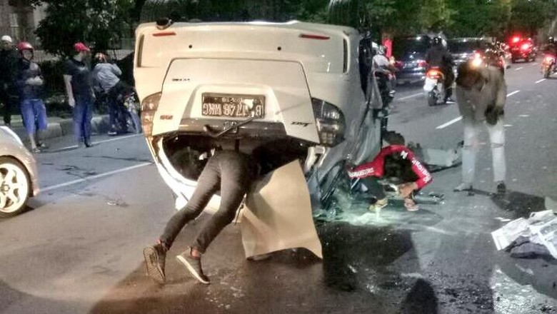 Kecelakaan Tunggal, Honda Jazz Terbalik di Tengah Jalan MT Haryono