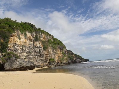 Cantik Tapi Tersembunyi, Pantai Ngrumput Gunungkidul