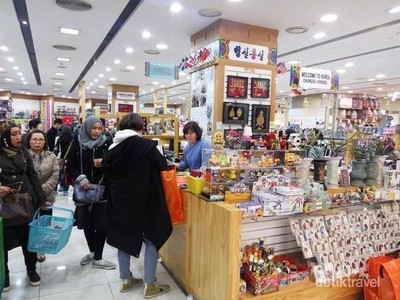 Beli Suvenir di Korea, Bayarnya Bisa Pakai Rupiah Lho! Beli Suvenir di Korea, Bayarnya Bisa P akai Rupiah Lho!