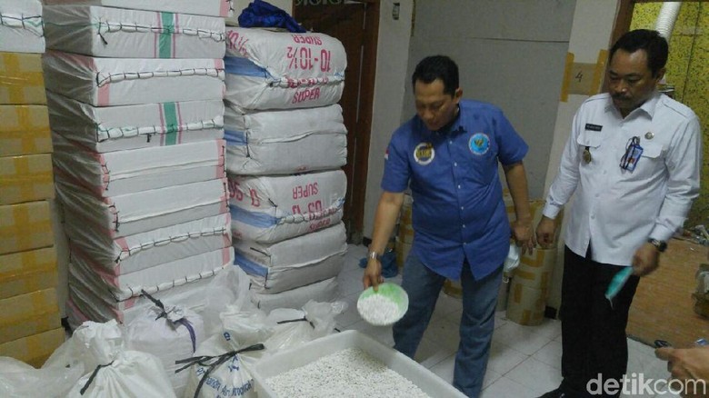 Buwas Tunjukkan Ruangan Pabrik PCC di Semarang Buwas Tunjukkan Ruangan Pabrik PCC di Semarang