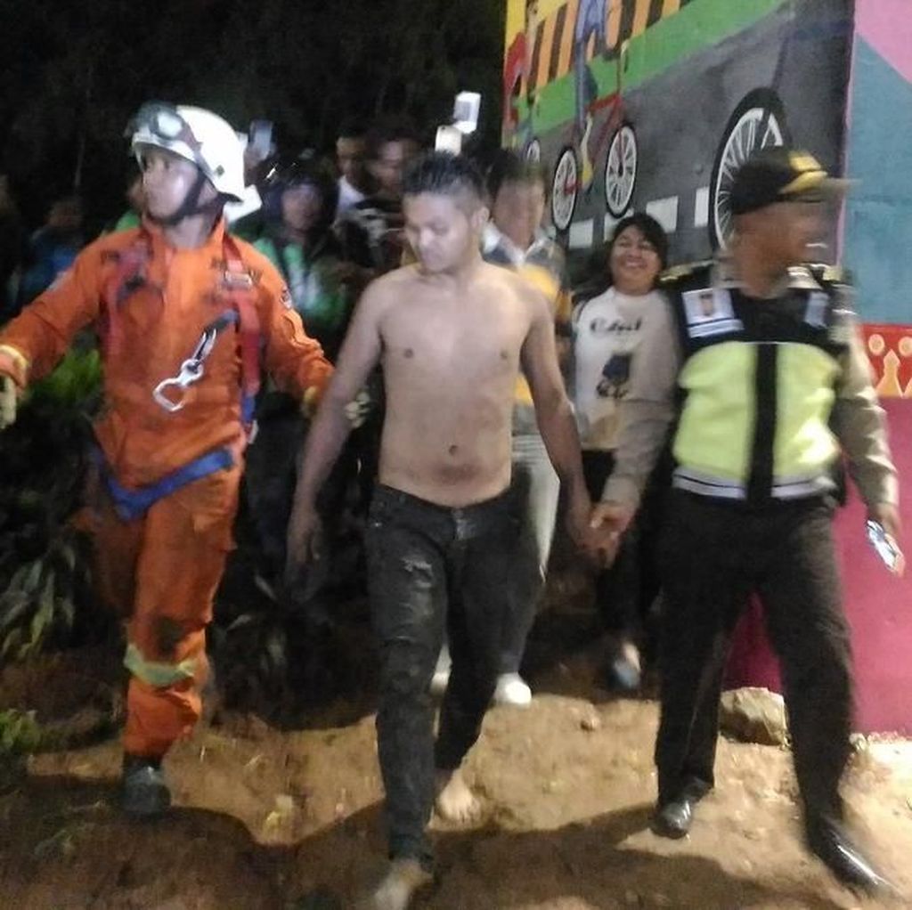 Pria yang Panjat Kolong JLNT Casablanca Berhasil Dievakuasi Pria yang Panjat Kolong JLNT Casablanca Berhasil Dievakuasi