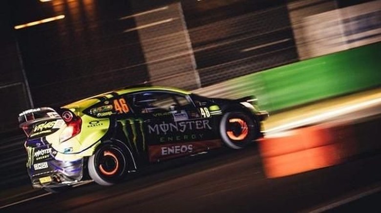 Gaya Rossi Nyetir Mobil Reli Bikin Adik Angkatnya Deg-degan Gaya Rossi Nyetir Mobil Reli Bikin Adik Angkatnya Deg-degan
