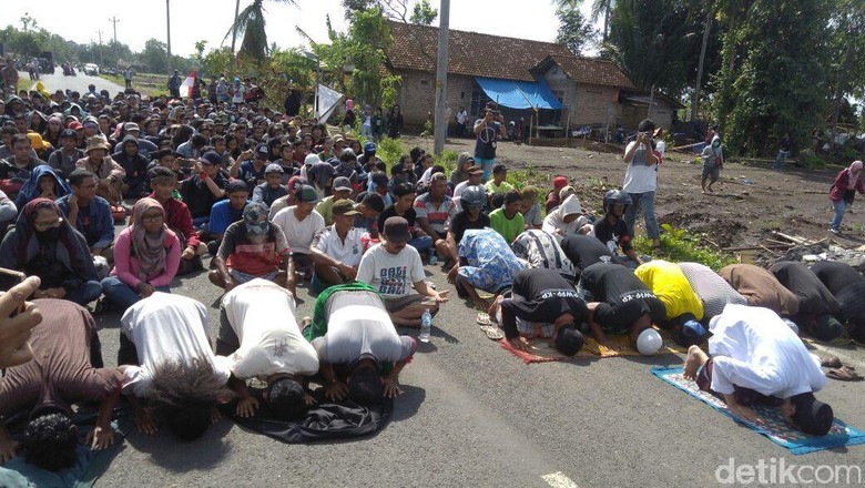Hadang Petugas, Korban Penggusuran Paksa Bandara NYIA Salat di Jalan Hadang Petugas, Korban Penggusuran Paksa Bandara NYIA Salat di Jalan