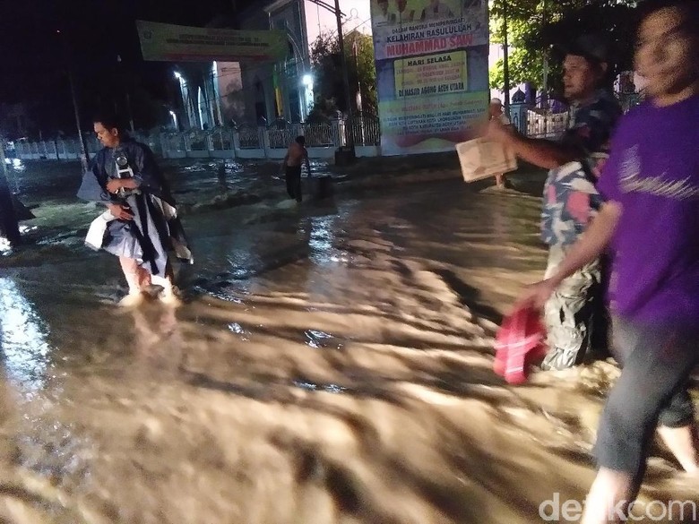 Banjir Sempat Rendam Jalan di Ibu Kota Aceh Utara Dini Hari Banjir Sempat Rendam Jalan di Ibu Kota Aceh Utara Dini Hari