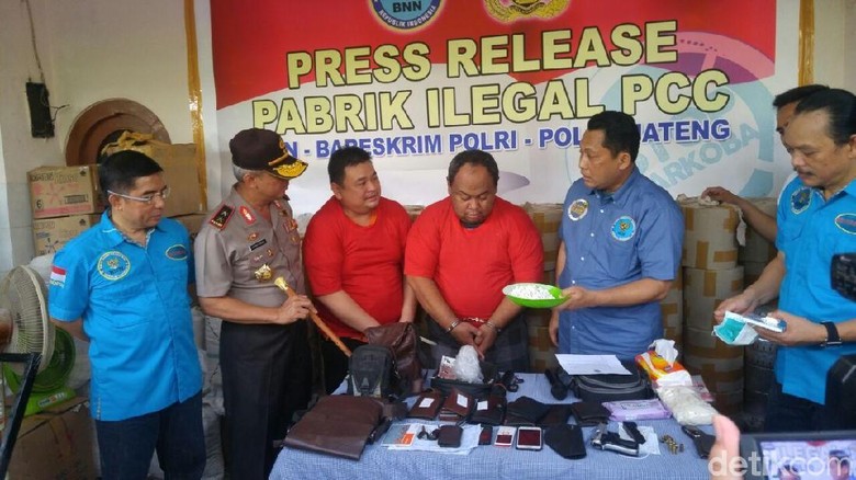 BNN Amankan 13 Orang dari Pabrik Pil PCC di Rumah Mewah Semarang BNN Amankan 13 Orang dari Pabrik Pil PCC di Rumah Mewah Semarang