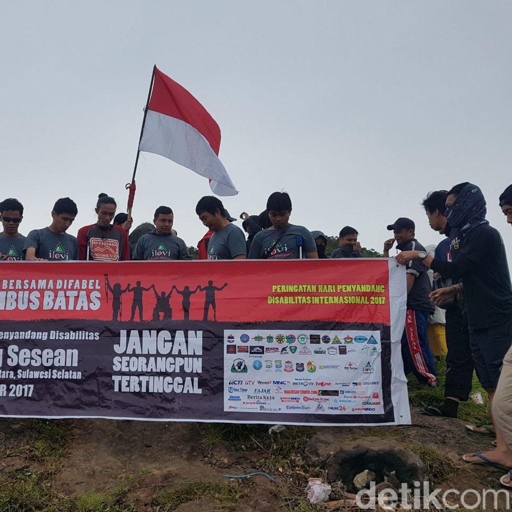 Atlet Difabel Senang Banyak Peserta Ikut Pendakian Gunung Sesean Atlet Difabel Senang Banyak Peserta Ikut Pendakian Gunung Sesean