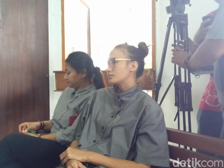 Nadine Chandrawinata Akui Tak Pernah Lihat Senjata Api Gatot Brajamusti Nadine Chandrawinata Akui Tak Pernah Lihat Senjata Api Gatot Brajamusti