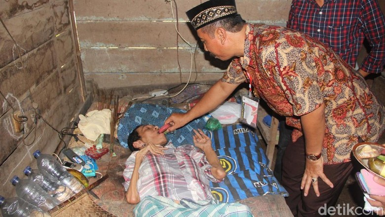 Menjenguk Kasdani, Pria Lumpuh yang Hidup Sebatang Kara di Rembang Menjenguk Kasdani, Pria Lumpuh yang Hidup Sebatang Kara di Rembang