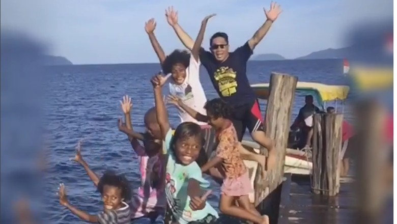 Ridwan Kamil dan Anak Raja Ampat (@ridwankamil/Instagram) Ridwan Kamil dan Anak Raja Ampat (@ridwankamil/Instagram)
