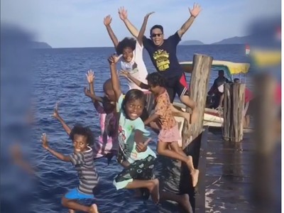 Ridwan Kamil & Senyum Anak Raja Ampat Ridwan Kamil & Senyum Anak Raja Ampat
