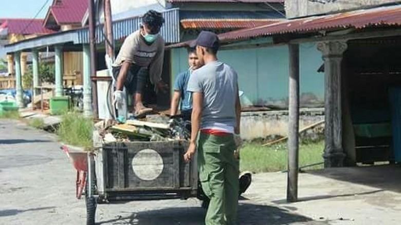 Aksi bersih-bersih di Pulau Banyak (Dok. Pemuda Pulau Banyak) Aksi bersih-bersih di Pulau Banyak (Dok. Pemuda Pulau Banyak)
