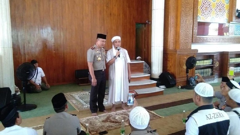 Kapolda Jabar Sumbang 50 Sak Semen untuk Ponpes di Ciawi Kapolda Jabar Sumbang 50 Sak Semen untuk Ponpes di Ciawi