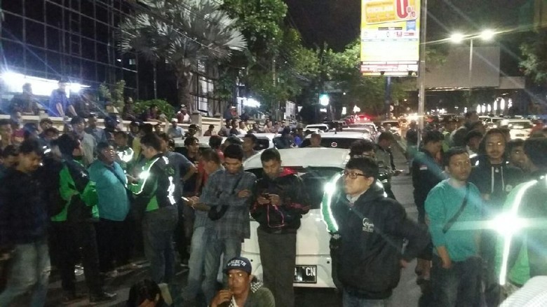 Salah Paham, Taksi Online dan Angkot di Malang Nyaris Bentrok Salah Paham, Taksi Online dan Angkot di Malang Nyaris Bentrok