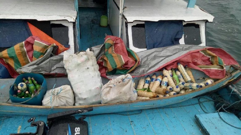 Polda Papua Ringkus Kapal Nelayan yang Penuh Bom Ikan Polda Papua Ringkus Kapal Nelayan yang Penuh Bom Ikan