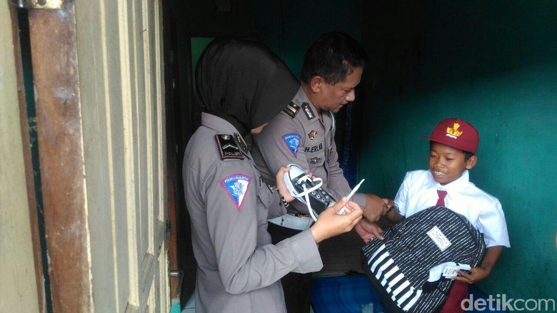 Bocah Garut Penjual Kerupuk Sudah Kembali Sekolah Bocah Garut Penjual Kerupuk Sudah Kembali Sekolah