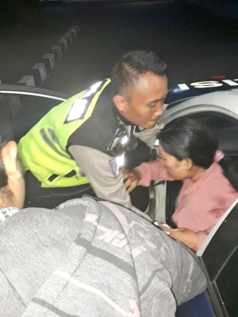 Ada Kecelakaan di Tol Cawang, Korban Luka Dievakuasi ke RS UKI Ada Kecelakaan di Tol Cawang, Korban Luka Dievakuasi ke RS UKI