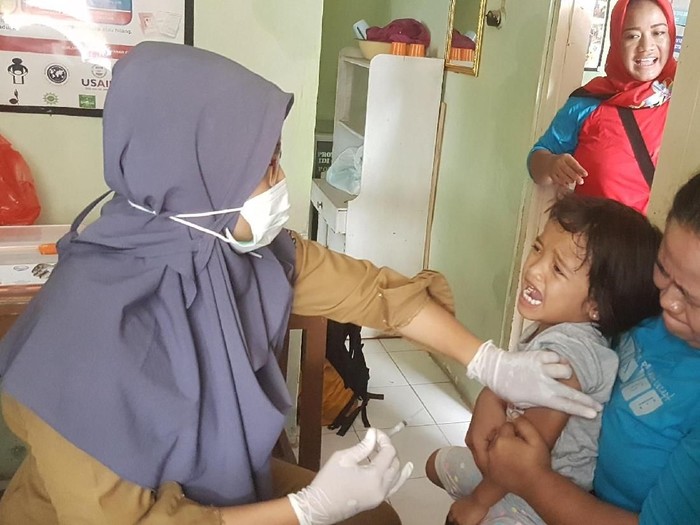 Seorang anak di Serang mendapat imunisasi difteri. (Foto: Bahtiar/detikHealth) Seorang anak di Serang mendapat imunisasi difteri. (Foto: Bahtiar/detikHealth)