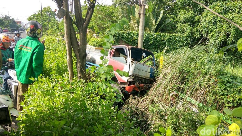 Ban Kiri Meletus, Truk Tangki Air Terperosok ke Selokan Ban Kiri Meletus, Truk Tangki Air Terperosok ke Selokan