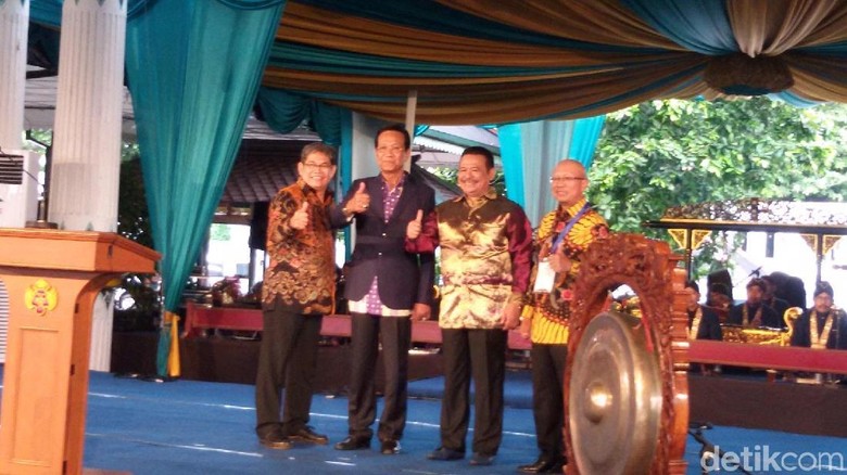 Peradi Angkat Sri Sultan HB X Sebagai Anggota Kehormatan Peradi Angkat Sri Sultan HB X Sebagai Anggota Kehormatan