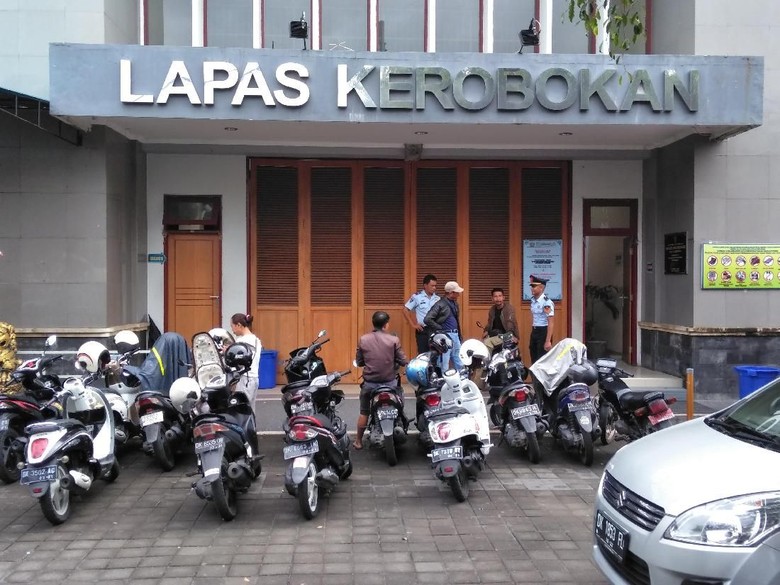 CCTV Rekam Detik-detik 2 WN AS Kabur dari LP Kerobokan CCTV Rekam Detik-detik 2 WN AS Kabur dari LP Kerobokan