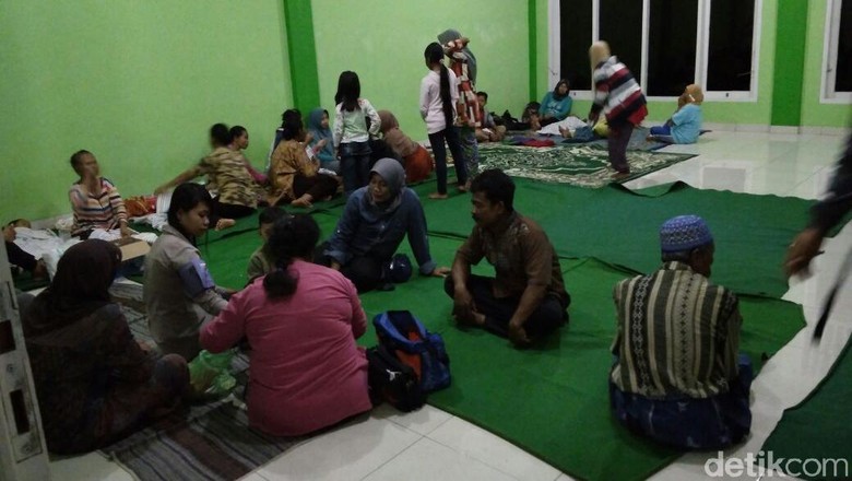 Retakan Tanah Terjadi di Pacitan, Ratusan Warga Diungsikan Retakan Tanah Terjadi di Pacitan, Ratusan Warga Diungsikan