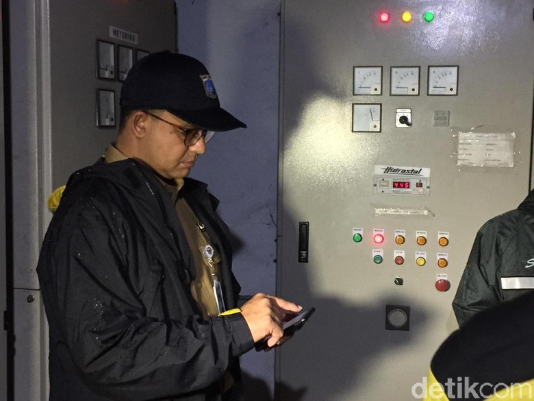 Anies Tinjau Underpass Dukuh Atas yang Sempat Kebanjiran Anies Tinjau Underpass Dukuh Atas yang Sempat Kebanjiran