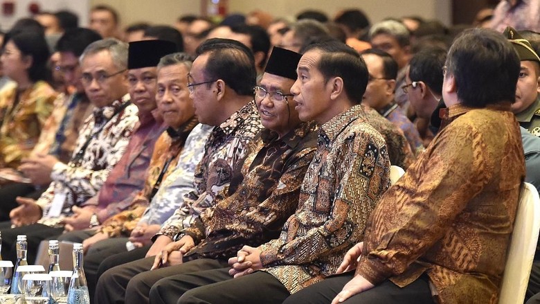 Jokowi: Saya Mau Buat Lomba Pangkas Peraturan, Dapat Hadiah Jokowi: Saya Mau Buat Lomba Pangkas Peraturan, Dapat Hadiah