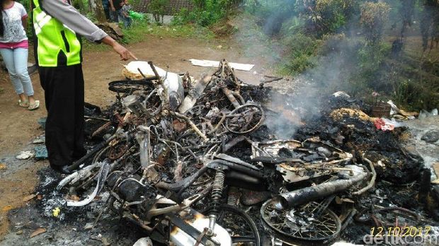 3 Motor, 2 sepeda angin dan pakaian dibakar/
