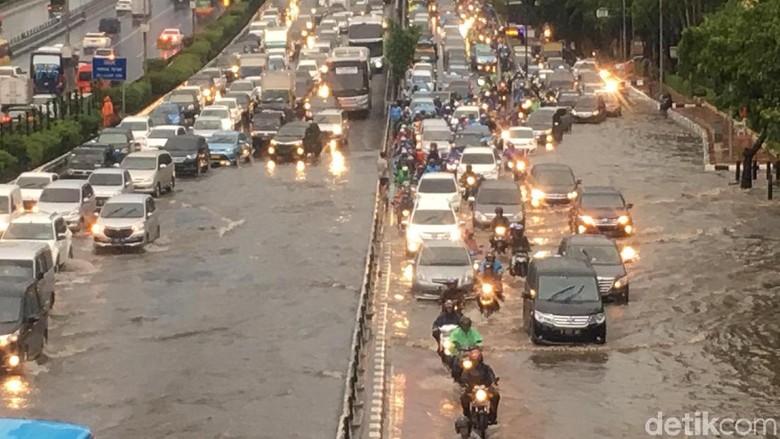 Jalanan Jakarta Tergenang Pascahujan Ekstrem, Macet di Mana-mana Jalanan Jakarta Tergenang Pascahujan Ekstrem, Macet di Mana-mana