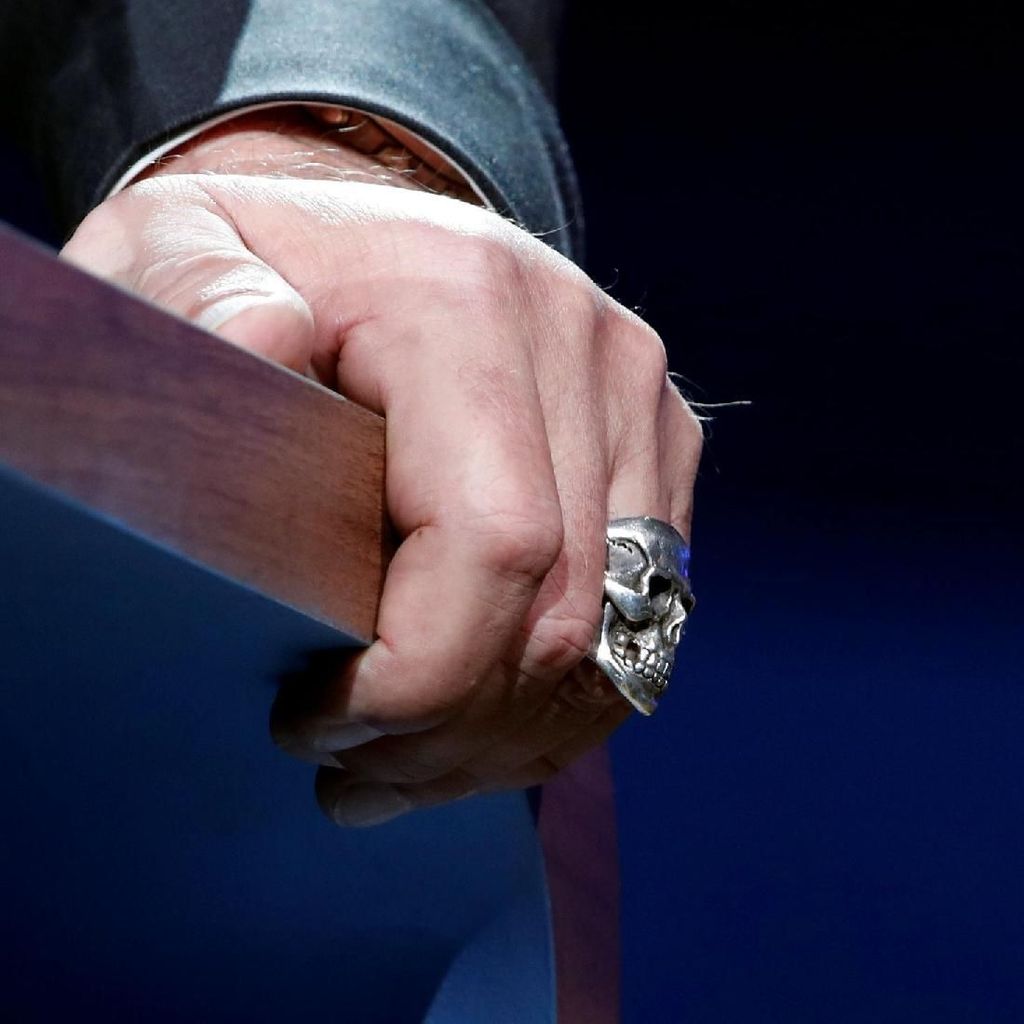 Foto: Cincin Tengkorak Arnold Schwarzenegger di One Planet Summit Foto: Cincin Tengkorak Arnold Schwarzenegger di One Planet Summit
