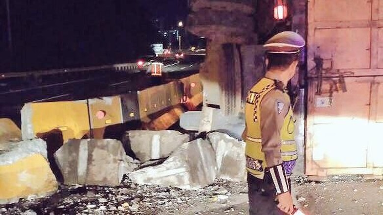 Tabrak Barrier, Truk Sampah Terguling di Tol Halim Arah Cawang Tabrak Barrier, Truk Sampah Terguling di Tol Halim Arah Cawang