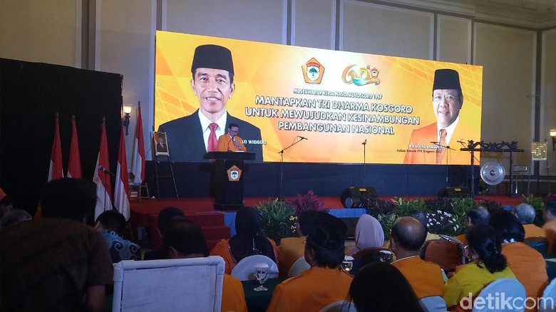 Pasang Foto Jokowi di Backdrop Kosgoro, Agung: Kami Ikuti Golkar Pasang Foto Jokowi di Backdrop Kosgoro, Agung: Kami Ikuti Golkar