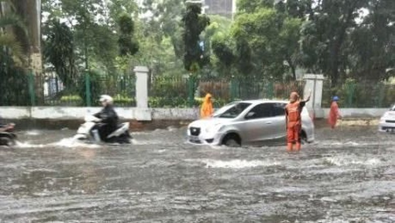Hujan Deras, Menteng dan Cawang Tergenang Air Hujan Deras, Menteng dan Cawang Tergenang Air