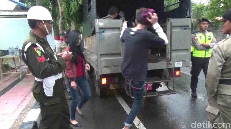 Razia Rumah Kost di Kota Blitar, 8 Pasangan Mesum Terciduk Razia Rumah Kost di Kota Blitar, 8 Pasangan Mesum Terciduk