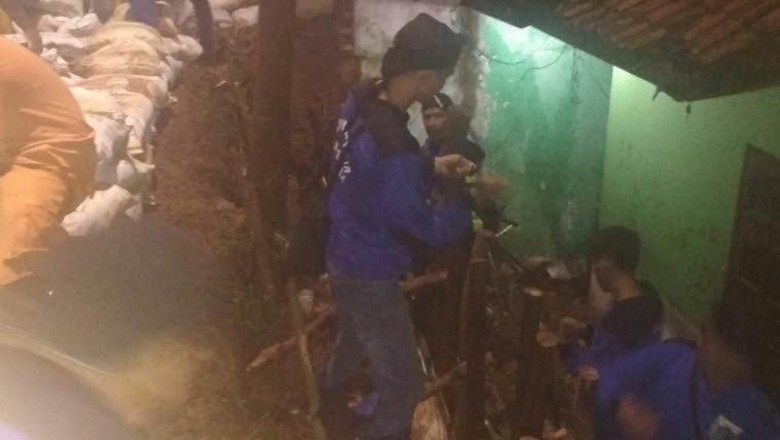 Diguyur Hujan Ekstrem, Tebing Jalan di Lenteng Agung Longsor Diguyur Hujan Ekstrem, Tebing Jalan di Lenteng Agung Longsor
