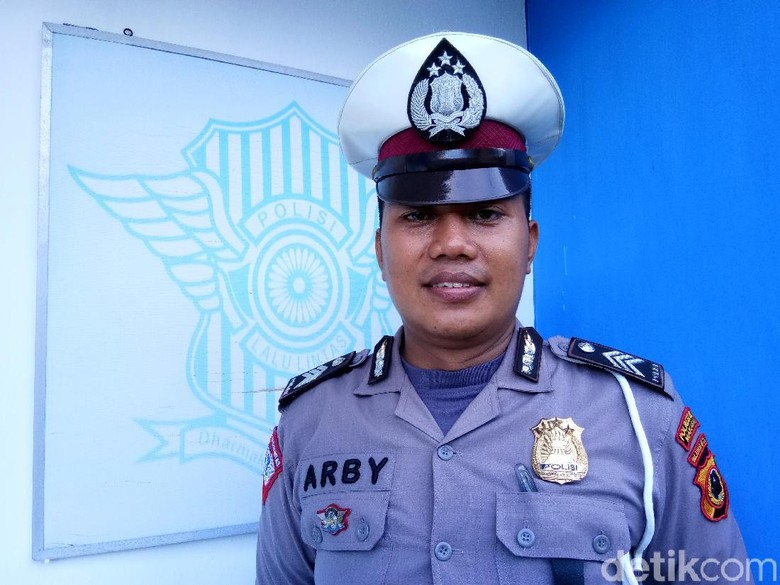 Cerita Bripka Arby Dapat Penghargaan karena Setop Mobil Kapolda Cerita Bripka Arby Dapat Penghargaan karena Setop Mobil Kapolda