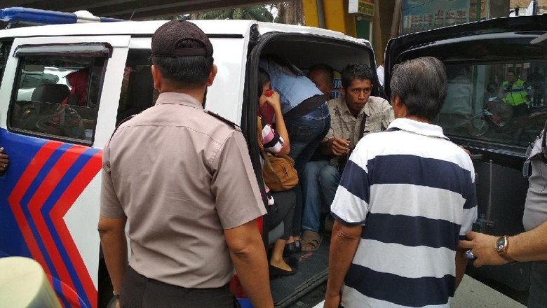 Ribuan Angkot Mogok di Medan, Mobil Polisi Angkut Warga Ribuan Angkot Mogok di Medan, Mobil Polisi Angkut Warga