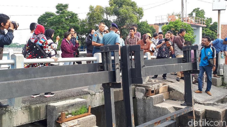 Selain Tinggikan Pintu Air, Risma Juga Kebut Pembangunan Saluran Air Selain Tinggikan Pintu Air, Risma Juga Kebut Pembangunan Saluran Air