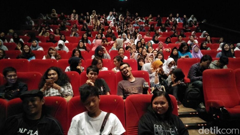 Launching Poster dan Trailer Dilan, Bioskop Dipenuhi Anak Sekolah Launching Poster dan Trailer Dilan, Bioskop Dipenuhi Anak Sekolah