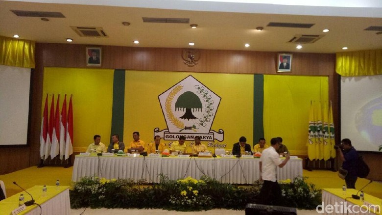 Airlangga Hartarto Diangkat sebagai Ketum Golkar Gantikan Novanto Airlangga Hartarto Diangkat sebagai Ketum Golkar Gantikan Novanto