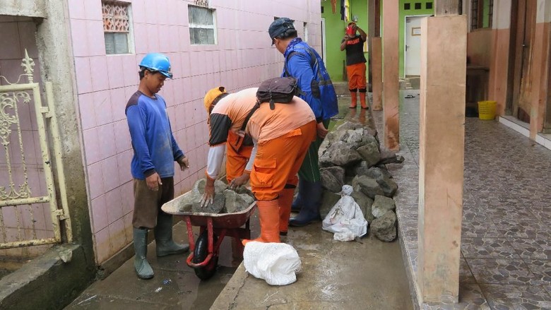 Melihat Kerja Keras PPSU dan Sudin SDA Perbaiki Tanggul Kali Pulo Melihat Kerja Keras PPSU dan Sudin SDA Perbaiki Tanggul Kali Pulo