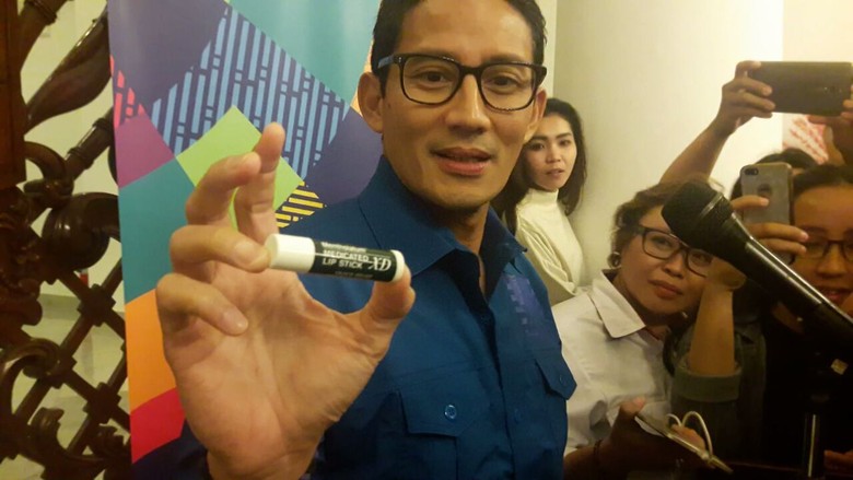 Sandiaga Ungkap Cerita di Balik 1,5 Bulan Pakai Pelembap Bibir Sandiaga Ungkap Cerita di Balik 1,5 Bulan Pakai Pelembap Bibir