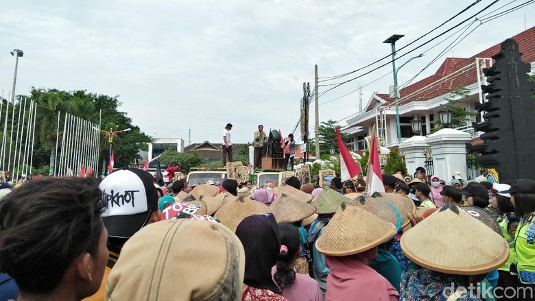 Tolak Pabrik Semen di Pati, Massa JMPPK Geruduk Kantor Bupati Tolak Pabrik Semen di Pati, Massa JMPPK Geruduk Kantor Bupati