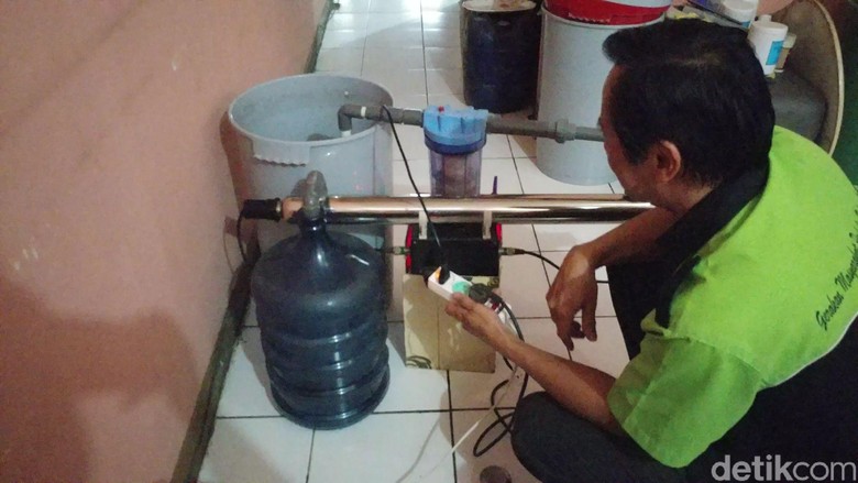 Ini Simon, Warga Bandung yang Ubah Air Hujan Jadi Layak Minum Ini Simon, Warga Bandung yang Ubah Air Hujan Jadi Layak Minum