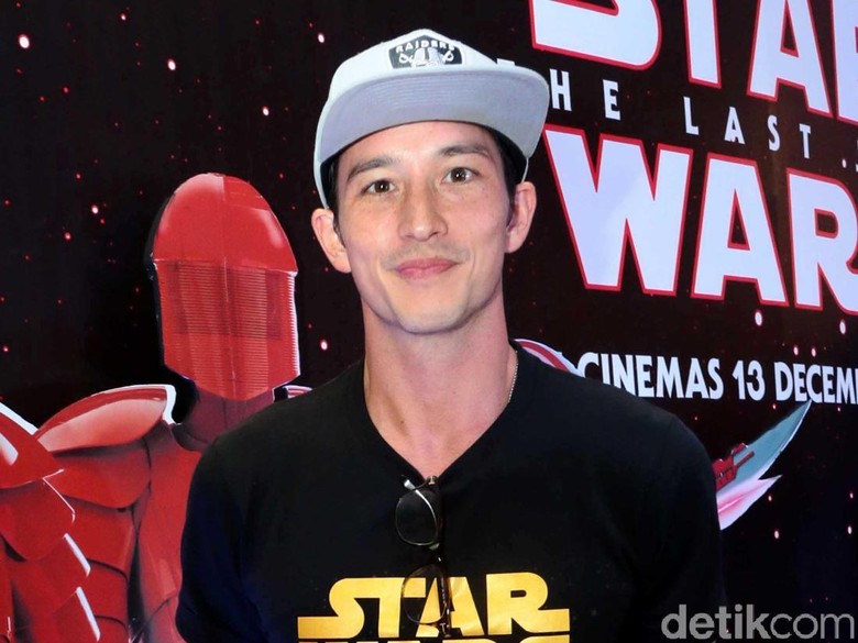 Duh, Mike Lewis Disebut Foto Mesra dengan Transgender Seksi Duh, Mike Lewis Disebut Foto Mesra dengan Transgender Seksi
