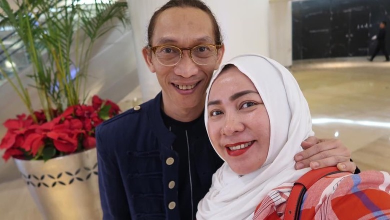 Sebelum Terbang ke Palestina, Melly Goeslaw Peluk Erat Anto Hoed Sebelum Terbang ke Palestina, Melly Goeslaw Peluk Erat Anto Hoed