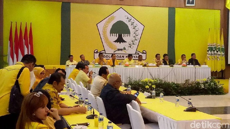 Saat Airlangga Disambut Hangat Peserta Pleno Golkar Saat Airlangga Disambut Hangat Peserta Pleno Golkar