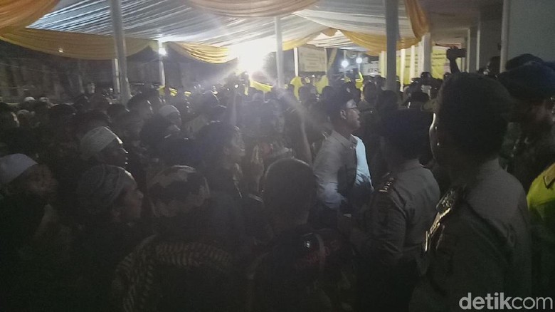 Polisi Desak Mundur Massa Menjauh dari Pintu Pleno DPP Golkar Polisi Desak Mundur Massa Menjauh dari Pintu Pleno DPP Golkar