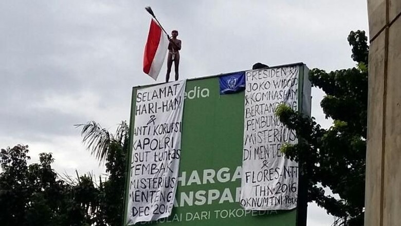 Seorang Pria Panjat Baliho di Depan Mabes Polri Seorang Pria Panjat Baliho di Depan Mabes Polri